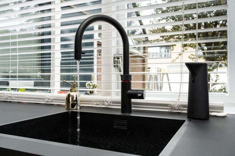 Dé zwarte keuken met gouden aderen | vandenBerg Keukens B.V