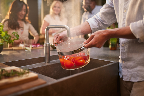 2800_Refresh_your_summer_campaign_evening_tapping_boiling_tomatoes_RGB__8_ Leicht kyoto-stijl keukens - awardwinners